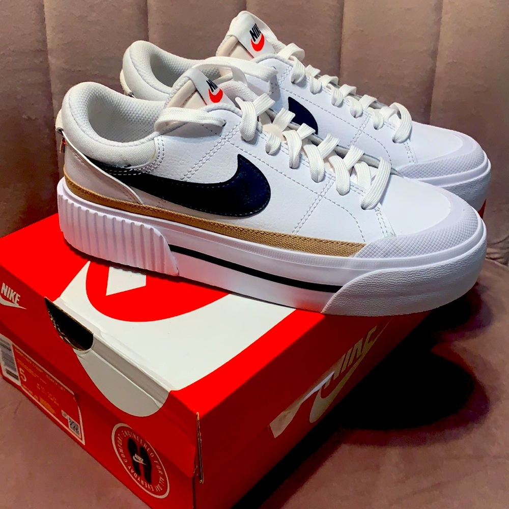 Woman’s Nike court legacy